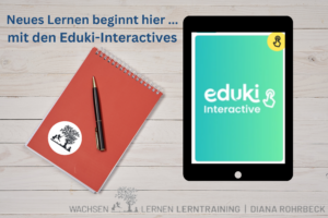 Werbebild für Eduki-Interactive, zeigt ein Tablet mit dem Eduki-Logo neben einem roten Notizbuch mit einem Bonsai-Baum-Symbol und einem schwarzen Stift auf einem Holztisch. Text auf dem Bild: 'Neues Lernen beginnt hier ... mit den Eduki-Interactives'. Erstellt von Wachsenlernen Lerntraining Diana Rohrbeck.